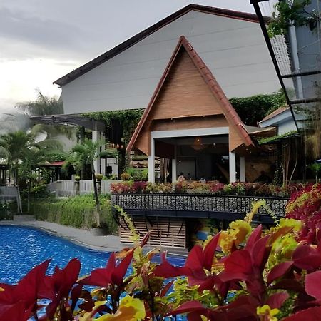 Bukit Daun Hotel And Resort Kediri  Exterior foto