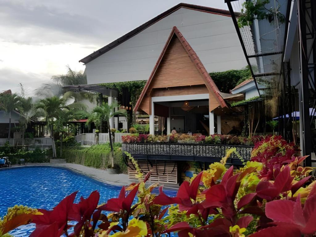 Bukit Daun Hotel And Resort Kediri  Exterior foto