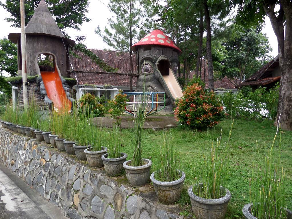 Bukit Daun Hotel And Resort Kediri  Exterior foto