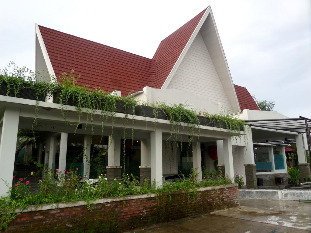 Bukit Daun Hotel And Resort Kediri  Exterior foto